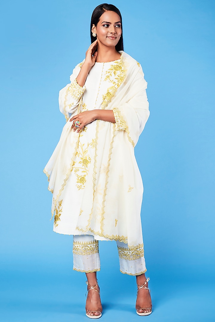 Off-White Straight Kurta Set by Sue Mue at Pernia's Pop Up Shop