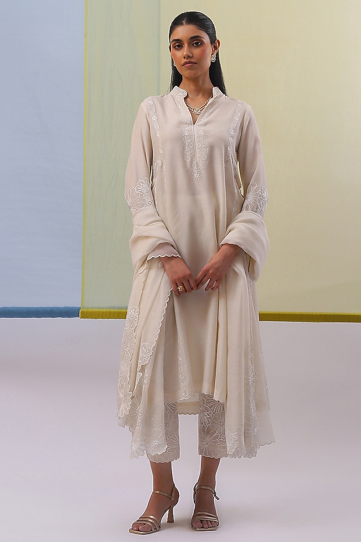 Off-White Handwoven Chanderi Mulmul Silk Thread Embroidered Straight Kurta Set by Sue Mue at Pernia's Pop Up Shop