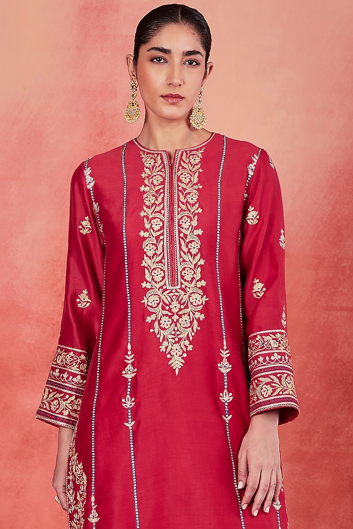 Red Handwoven Silk Chanderi Zari Embroidered Long Kurta Set by Sue Mue at Pernia's Pop Up Shop