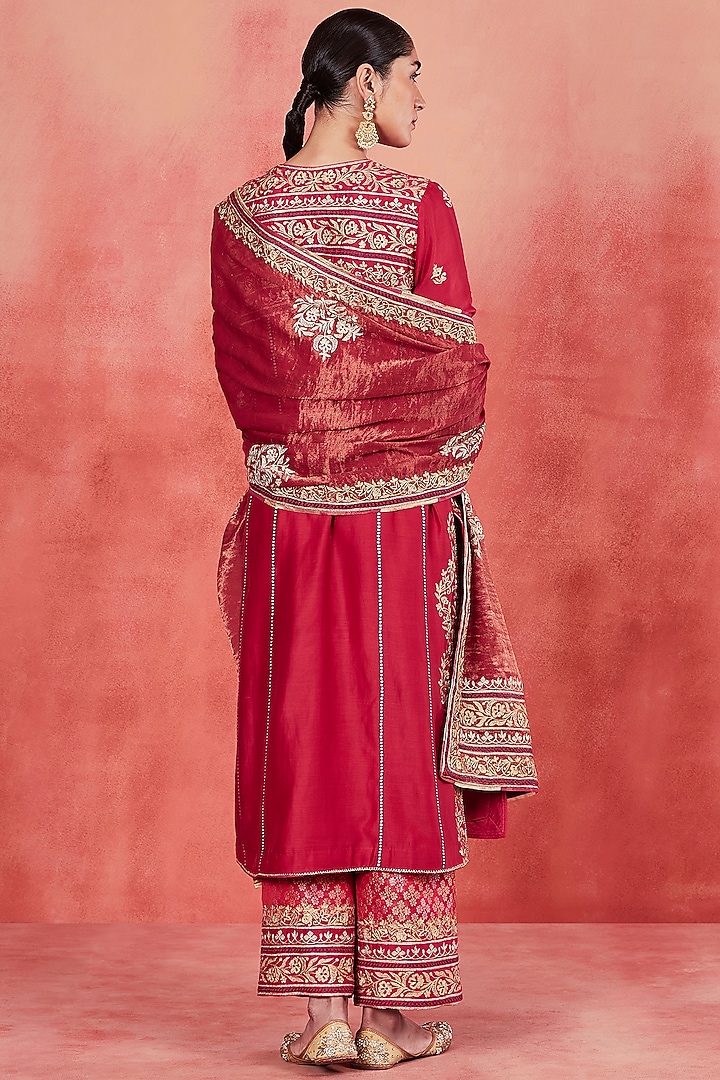 Red Handwoven Silk Chanderi Zari Embroidered Long Kurta Set by Sue Mue at Pernia's Pop Up Shop