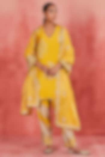 Yellow Handwoven Silk Chanderi Aari Embroidered Kurta Set by Sue Mue at Pernia's Pop Up Shop