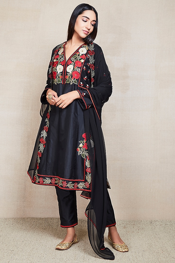 Black Embroidered Kurta Set by Sue Mue