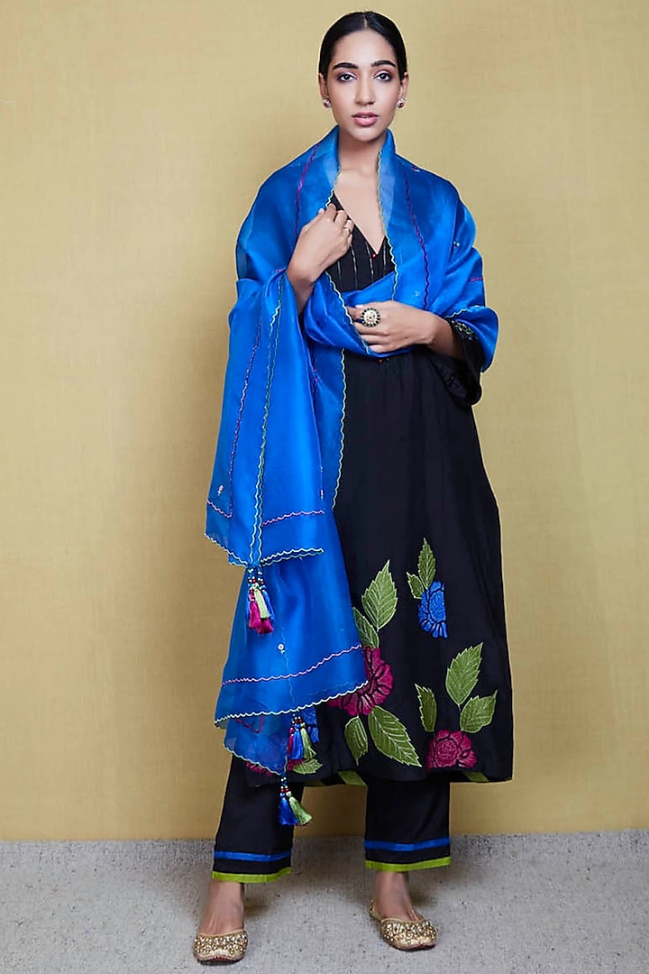 Black Floral Embroidered Kurta Set by Sue Mue