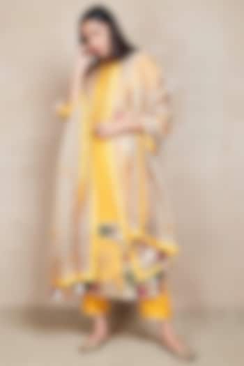 Butter Yellow Thread Embroidered Kurta Set by Sue Mue at Pernia's Pop Up Shop
