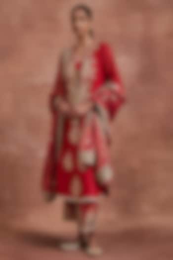 Red Chanderi Thread Embroidered Kurta Set by Sue Mue at Pernia's Pop Up Shop