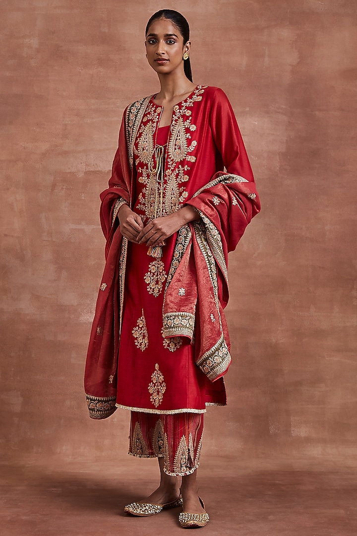 Red Chanderi Thread Embroidered Kurta Set by Sue Mue at Pernia's Pop Up Shop
