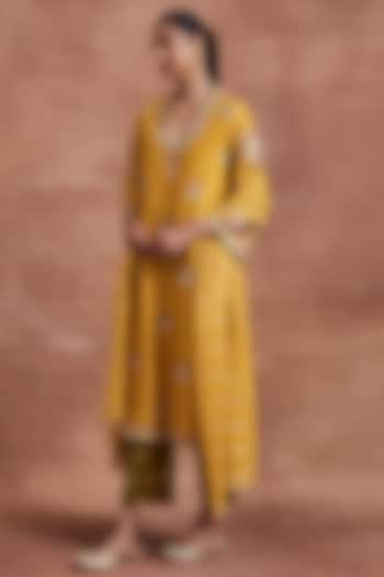 Yellow Chanderi Thread Aari Embroidered Kurta Set by Sue Mue at Pernia's Pop Up Shop