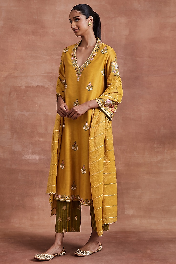 Yellow Chanderi Thread Aari Embroidered Kurta Set by Sue Mue at Pernia's Pop Up Shop