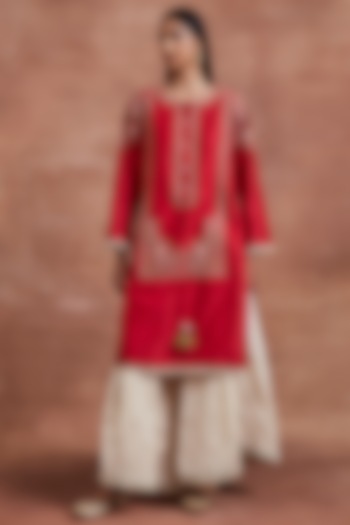 Red Handwoven Chanderi Silk Zari Embroidered Kurta Set by Sue Mue at Pernia's Pop Up Shop