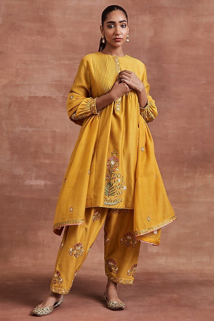 Yellow Chanderi Gold Dori Embroidered Kurta Set by Sue Mue at Pernia's Pop Up Shop
