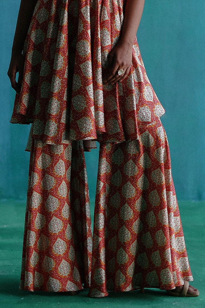 Red Satin Printed & Embroidered Kurta Set by Sufna by Vanshika Gupta at Pernia's Pop Up Shop