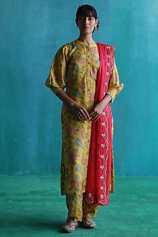 Yellow Satin Printed Kurta Set by Sufna by Vanshika Gupta