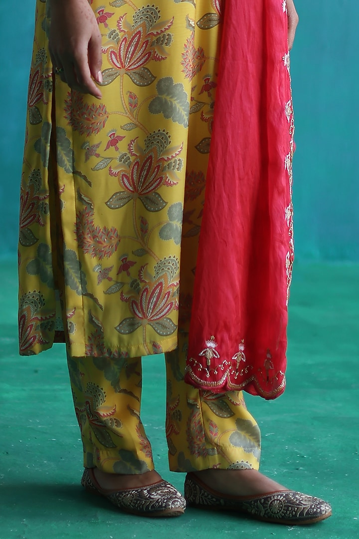 Yellow Satin Printed Kurta Set by Sufna by Vanshika Gupta at Pernia's Pop Up Shop