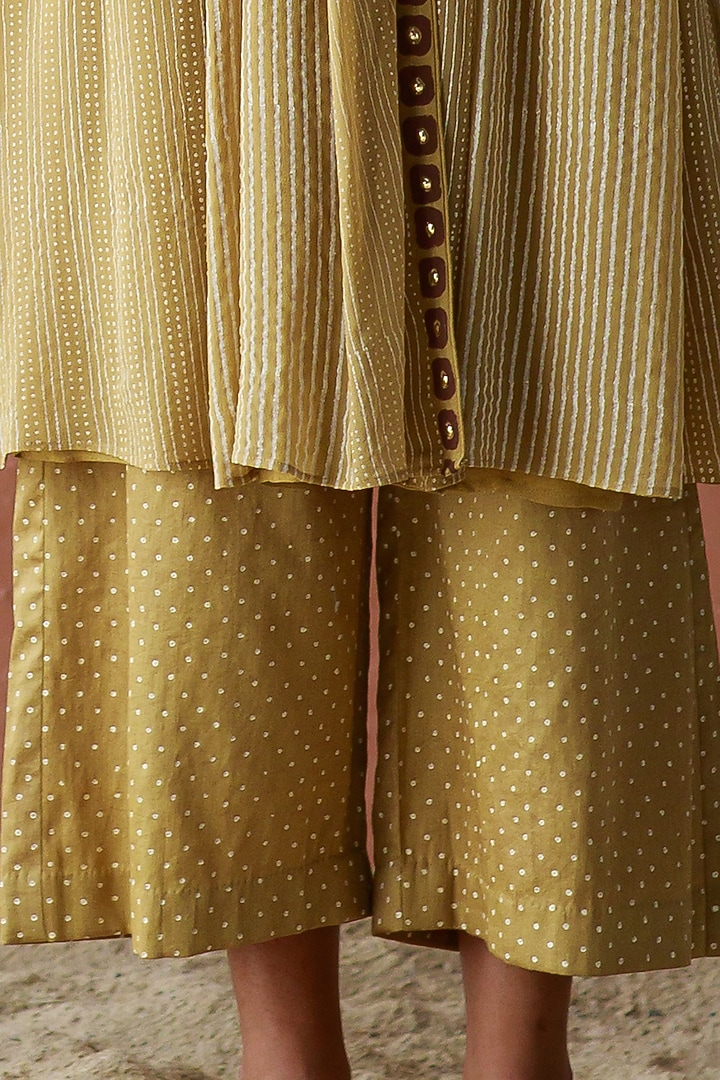 Moss Mirror Embroidered Kurta Set by Surbhi Gupta at Pernia's Pop Up Shop