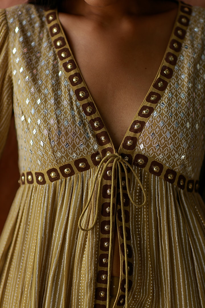 Moss Mirror Embroidered Kurta Set by Surbhi Gupta at Pernia's Pop Up Shop