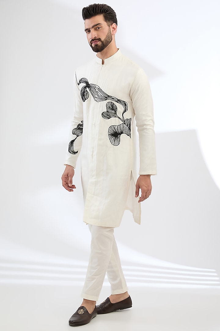 Off-White Tussar Cotton Hand Embroidered Kurta Set by Sulakshna Jasra at Pernia's Pop Up Shop