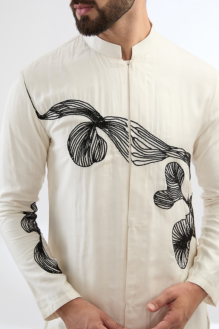 Off-White Tussar Cotton Hand Embroidered Kurta Set by Sulakshna Jasra at Pernia's Pop Up Shop