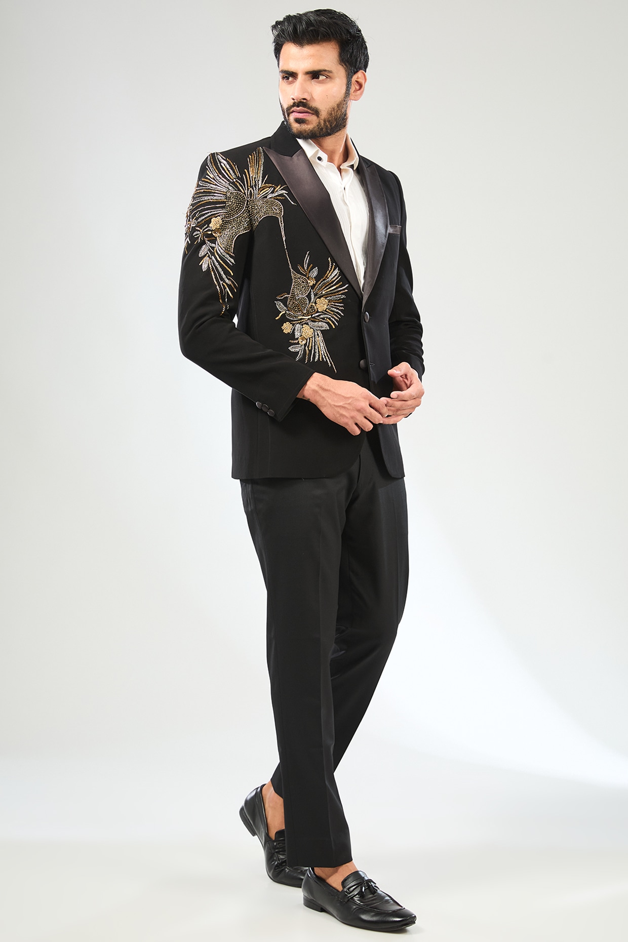 92万 本日最終日 Kiton レザー装飾 総手縫い ジャケット 42 Black Japanese Crepe Hand Embroidered Tuxedo Set by Sulakshna