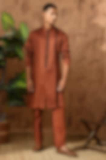 Mocha-Colored Linen Satin Threadwork Kurta Set by Sulakshna Jasra at Pernia's Pop Up Shop