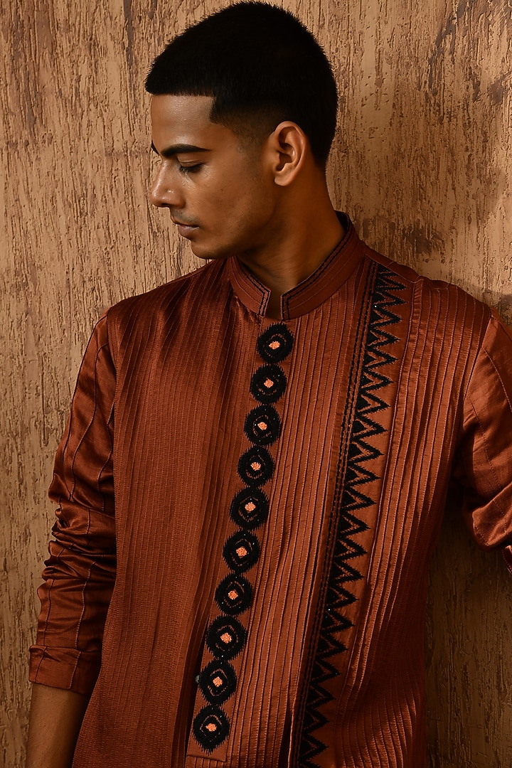 Mocha-Colored Linen Satin Threadwork Kurta Set by Sulakshna Jasra at Pernia's Pop Up Shop