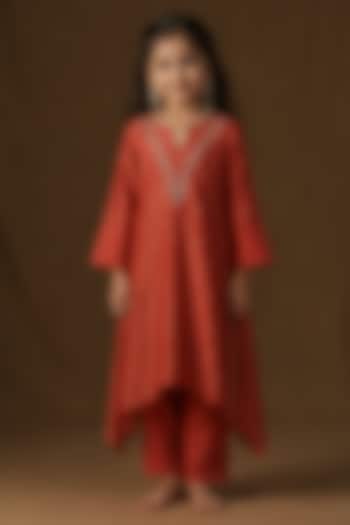 Kesar Mul Chanderi Embroidered A-Line Kurta Set For Girls by Arpita Sulakshana Kids at Pernia's Pop Up Shop
