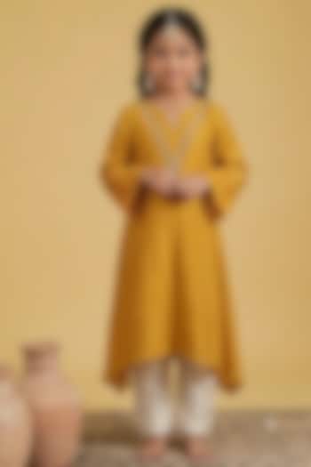 Mustard Mul Chanderi Embroidered A-Line Kurta Set For Girls by Arpita Sulakshana Kids at Pernia's Pop Up Shop