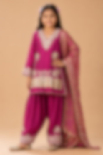 Hot Pink Floral Chanderi Dori Embroidered Kurta Set For Girls by Arpita Sulakshana Kids at Pernia's Pop Up Shop