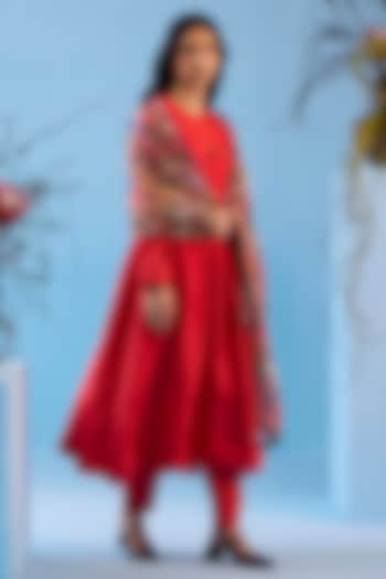 Scarlet Red Handwoven Mulberry Silk Embroidered Kurta Set by Surmaye at Pernia's Pop Up Shop
