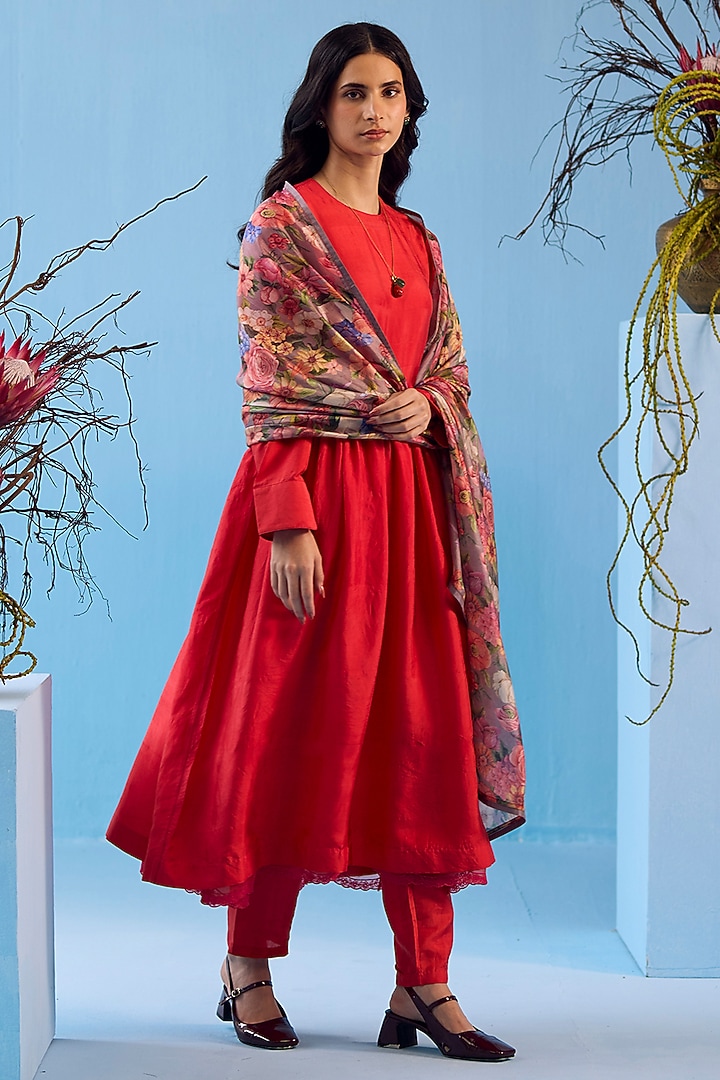 Scarlet Red Handwoven Mulberry Silk Embroidered Kurta Set by Surmaye at Pernia's Pop Up Shop