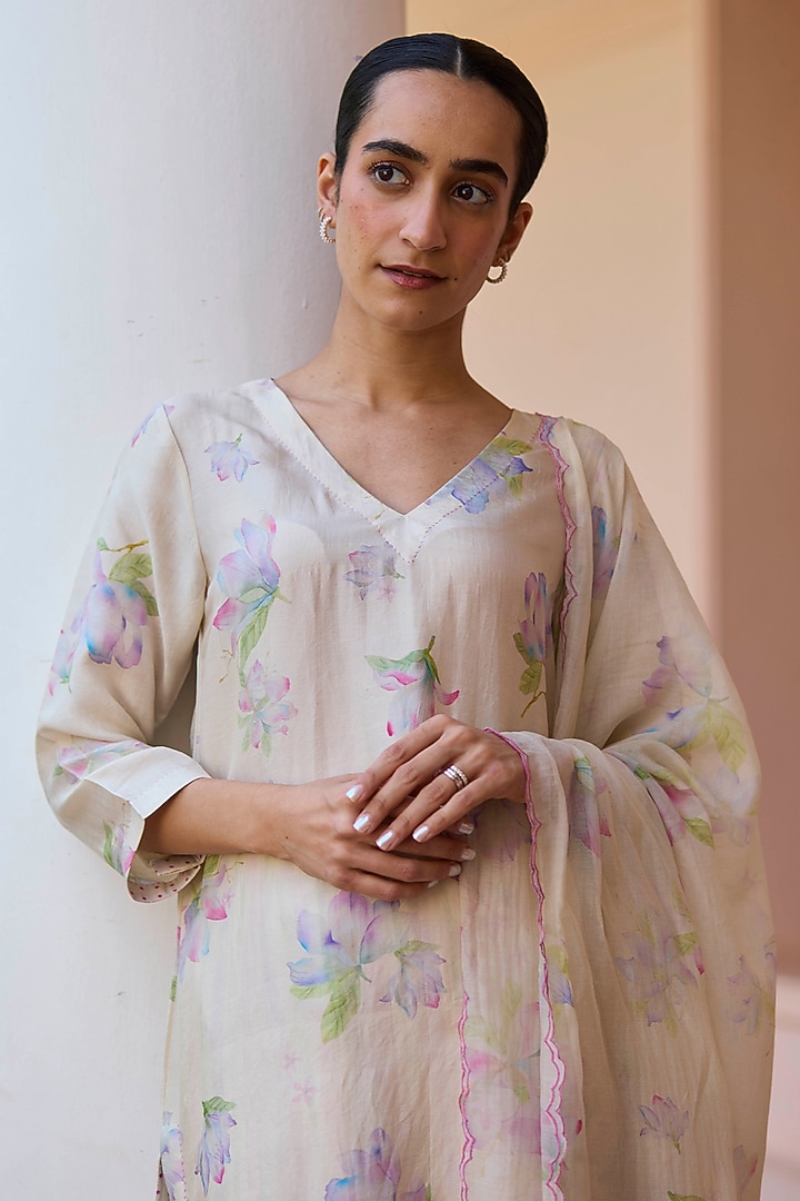 Beige Handwoven Sooti Chanderi Floral Printed Dupatta by Surmaye at Pernia's Pop Up Shop