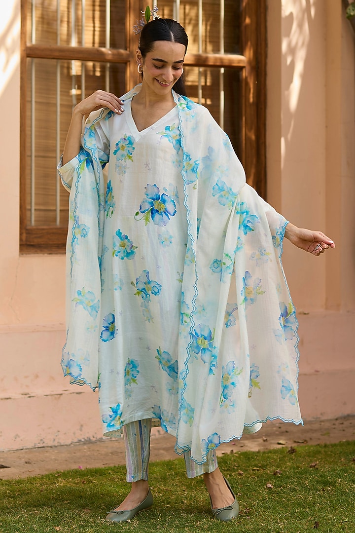 White Handwoven Sooti Chanderi Floral Printed Dupatta by Surmaye  at Pernia's Pop Up Shop