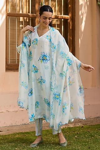 White Handwoven Sooti Chanderi Floral Printed Dupatta by Surmaye 