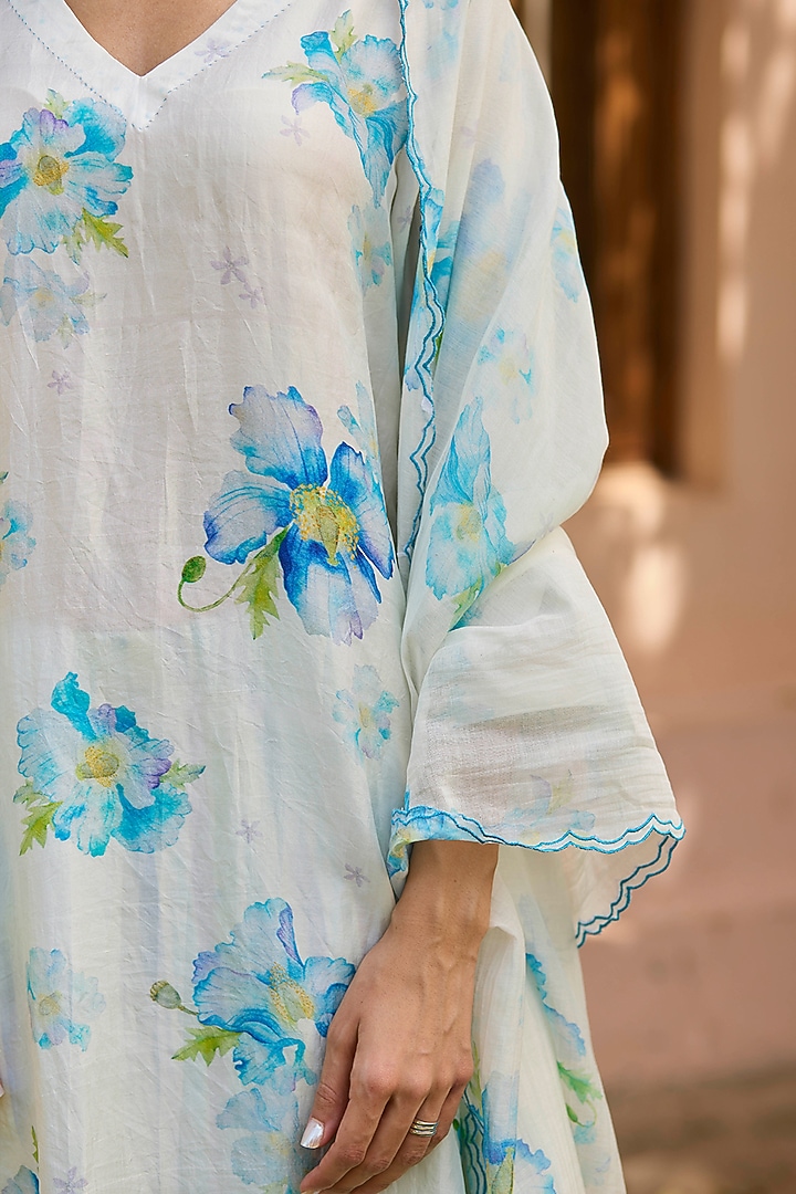 White Handwoven Sooti Chanderi Floral Printed Dupatta by Surmaye at Pernia's Pop Up Shop