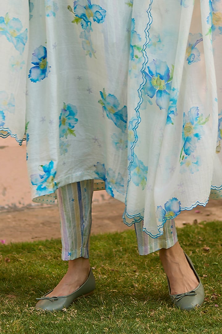 White Handwoven Sooti Chanderi Floral Printed Dupatta by Surmaye at Pernia's Pop Up Shop
