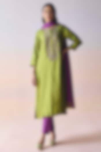 Green Organza Mulberry Silk Floral Embroidered Kurta Set by Surmaye at Pernia's Pop Up Shop