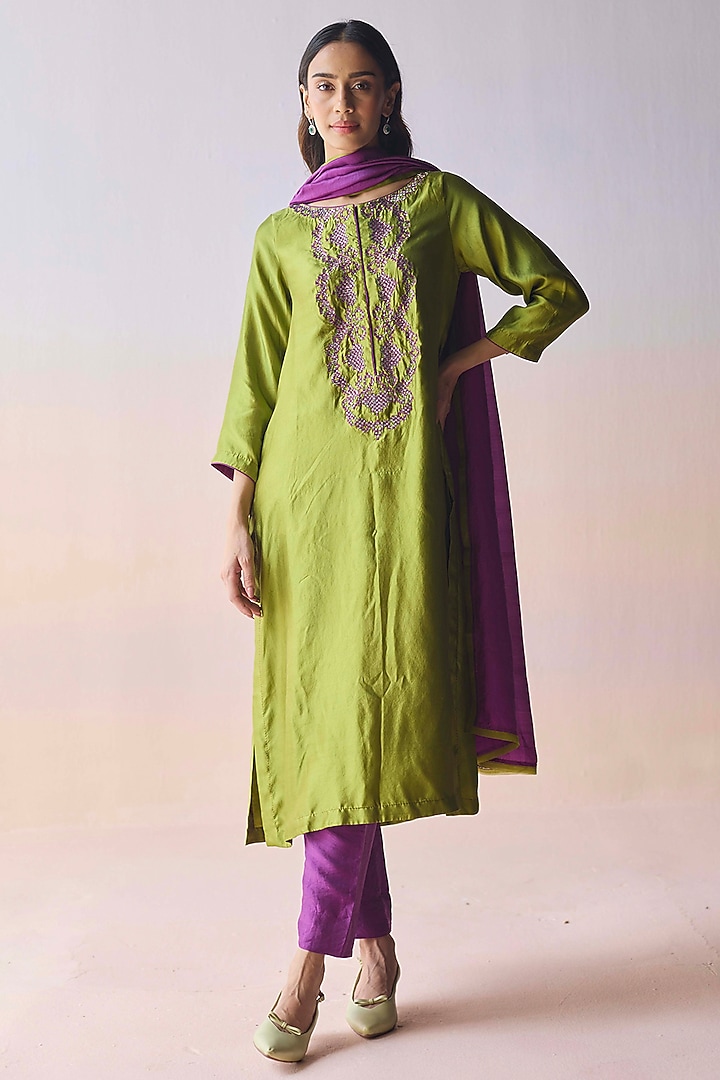 Green Organza Mulberry Silk Floral Embroidered Kurta Set by Surmaye at Pernia's Pop Up Shop