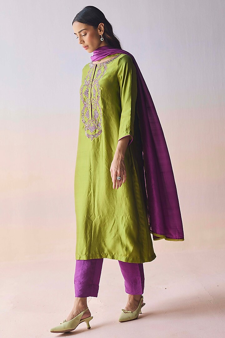 Green Organza Mulberry Silk Floral Embroidered Kurta Set by Surmaye at Pernia's Pop Up Shop