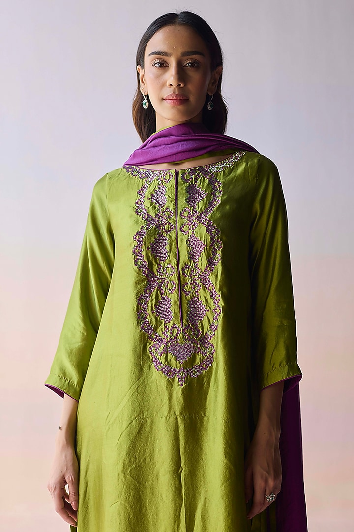 Green Organza Mulberry Silk Floral Embroidered Kurta Set by Surmaye at Pernia's Pop Up Shop