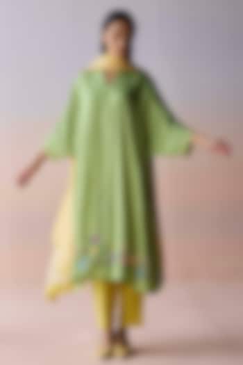 Green Handspun Malda Silk Floral Printed Kurta Set by Surmaye at Pernia's Pop Up Shop