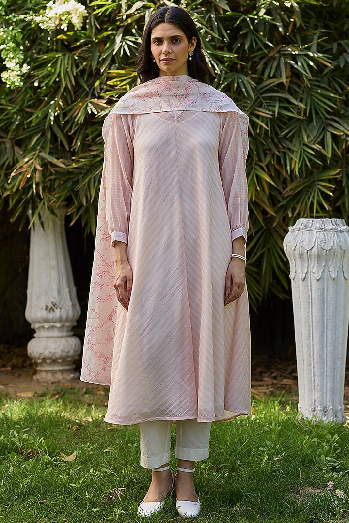 Salmon Pink & Ivory Chanderi Kurta Set by Surmaye at Pernia's Pop Up Shop