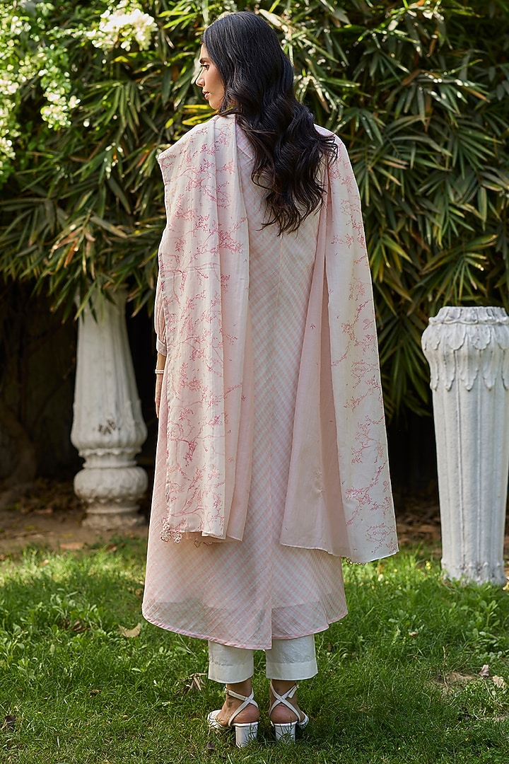 Salmon Pink & Ivory Chanderi Kurta Set by Surmaye at Pernia's Pop Up Shop