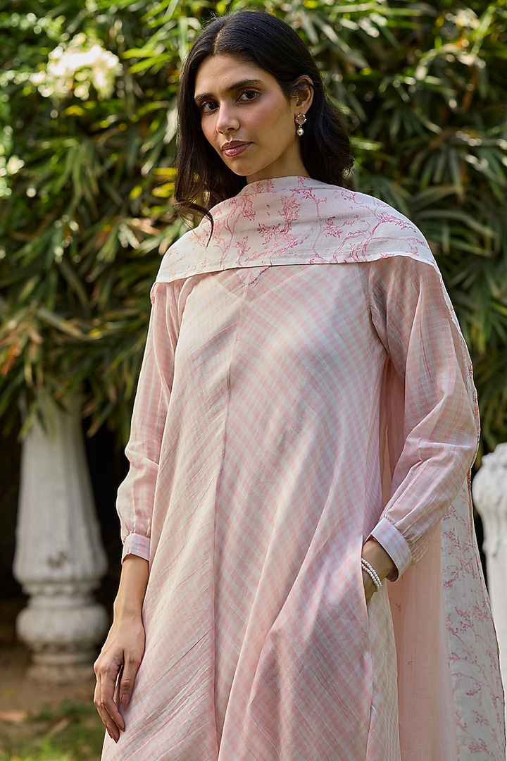 Salmon Pink & Ivory Chanderi Kurta Set by Surmaye at Pernia's Pop Up Shop