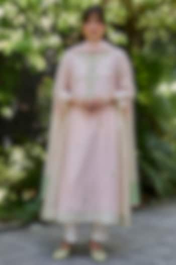 Salmon Pink Chanderi Floral Embroidered Kurta Set by Surmaye at Pernia's Pop Up Shop