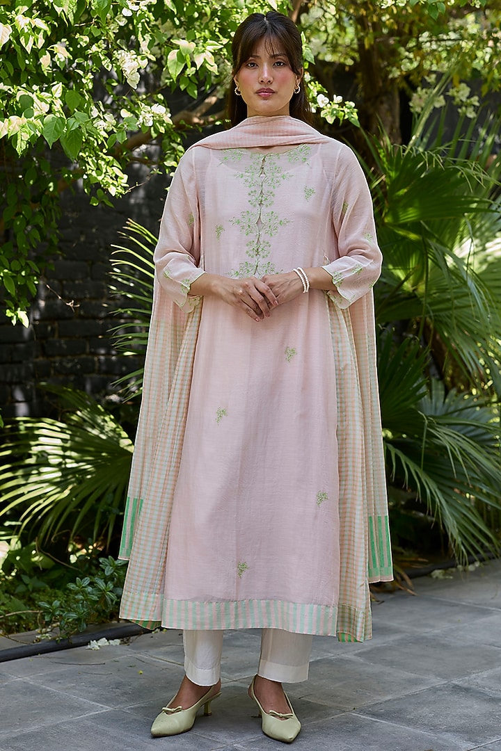 Salmon Pink Chanderi Floral Embroidered Kurta Set by Surmaye at Pernia's Pop Up Shop