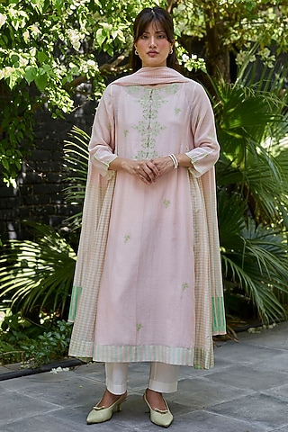 Salmon Pink Chanderi Floral Embroidered Kurta Set by Surmaye