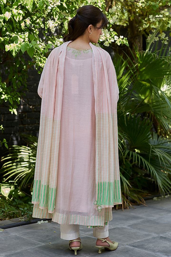 Salmon Pink Chanderi Floral Embroidered Kurta Set by Surmaye at Pernia's Pop Up Shop