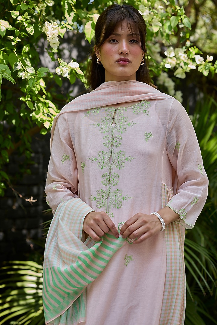 Salmon Pink Chanderi Floral Embroidered Kurta Set by Surmaye at Pernia's Pop Up Shop