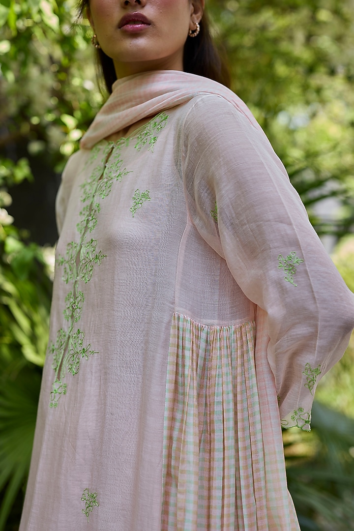 Salmon Pink Chanderi Floral Embroidered Kurta Set by Surmaye at Pernia's Pop Up Shop