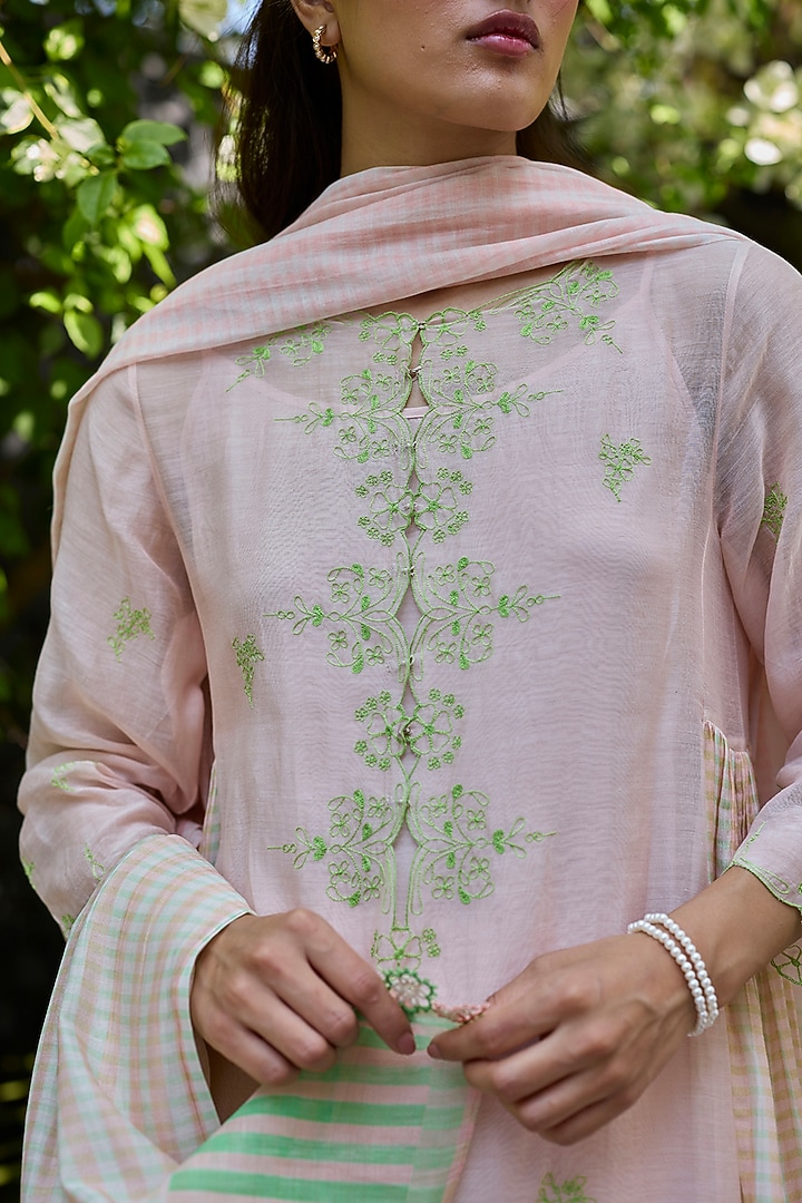 Salmon Pink Chanderi Floral Embroidered Kurta Set by Surmaye at Pernia's Pop Up Shop