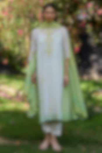 Ivory Chanderi Floral Embroidered Kurta Set by Surmaye at Pernia's Pop Up Shop